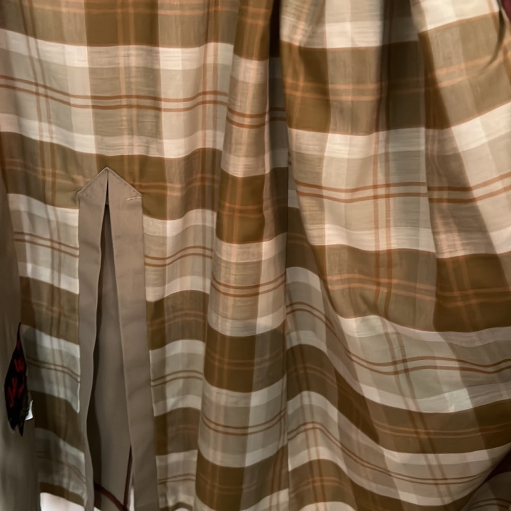 John Weitz 40R trench coat missing very top button - Picture 4 of 5